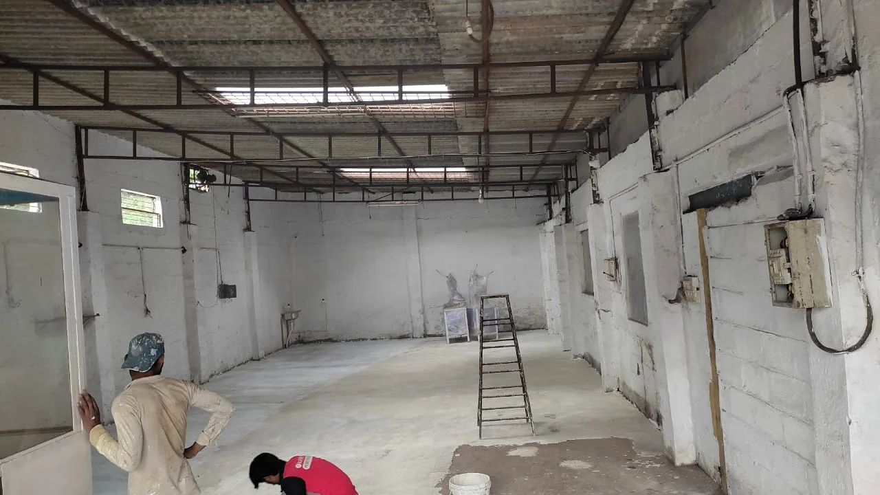 Large covered interior with a camera on the side wall